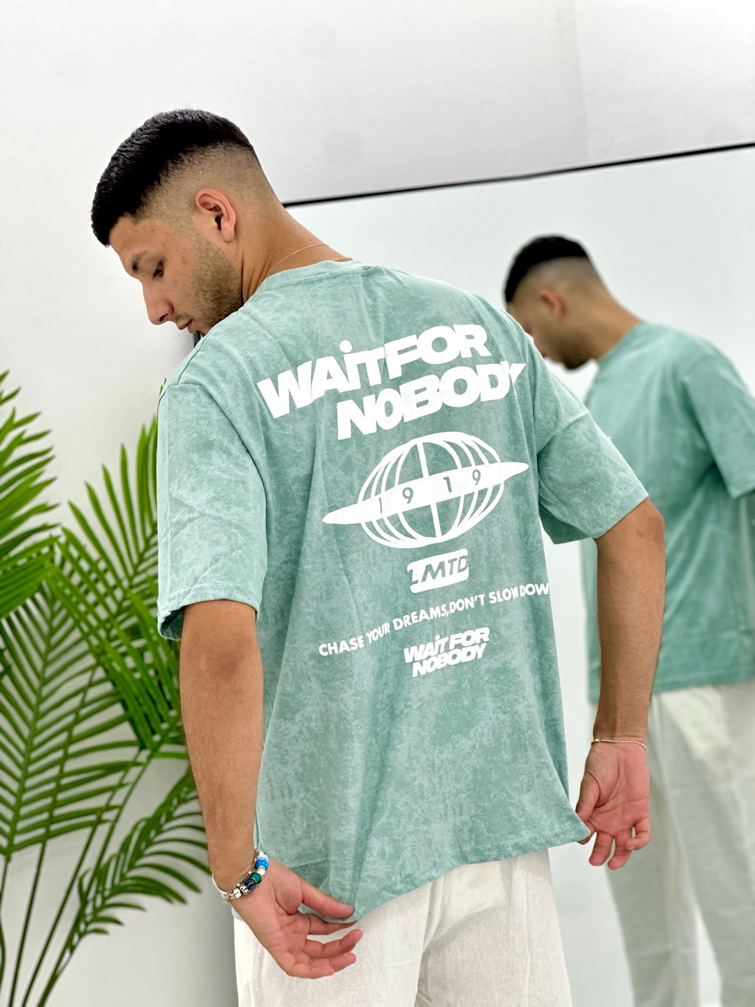 T-SHIRT WAIT NOBODY